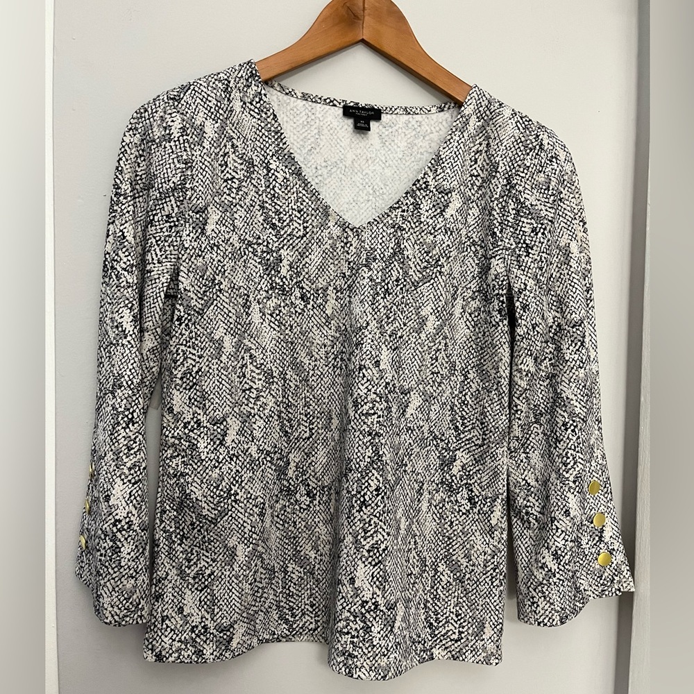 **Ann Taylor Factory Snakeskin Print Long Sleeve V-Neck Top. XS.